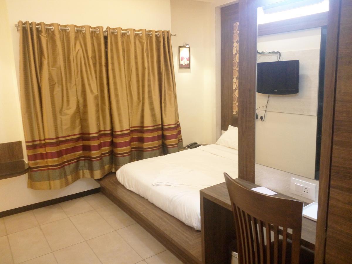 Hotel Pushpak Park Osmanabad Exterior photo